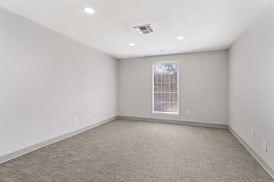 More Photos Of 7604 Baker Blvd, Richland Hills Freestanding For Lease