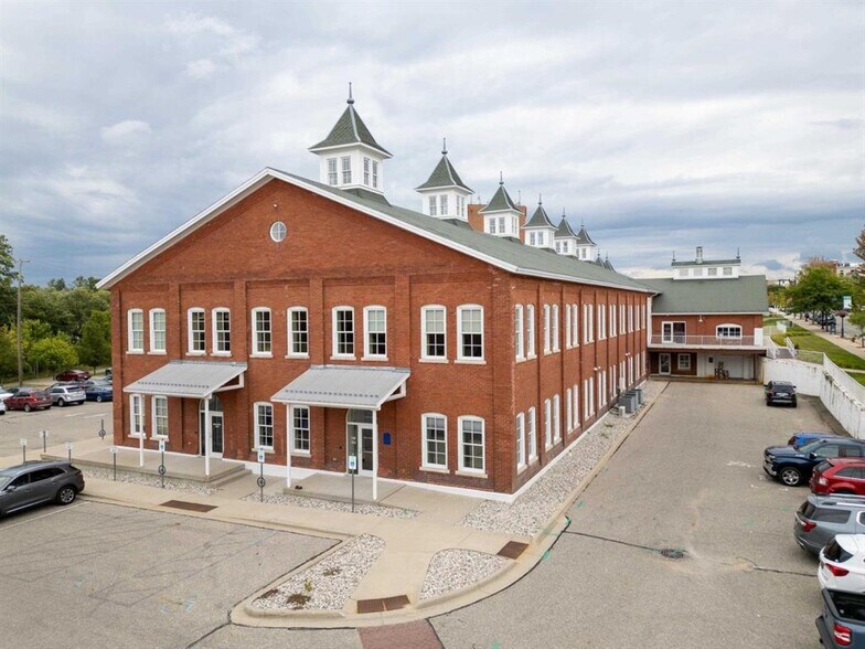 More Photos Of 322 Broadway St, Mount Pleasant Flex For Sale