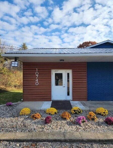 More Photos Of 10740 Dixie Hwy, Davisburg Office For Lease