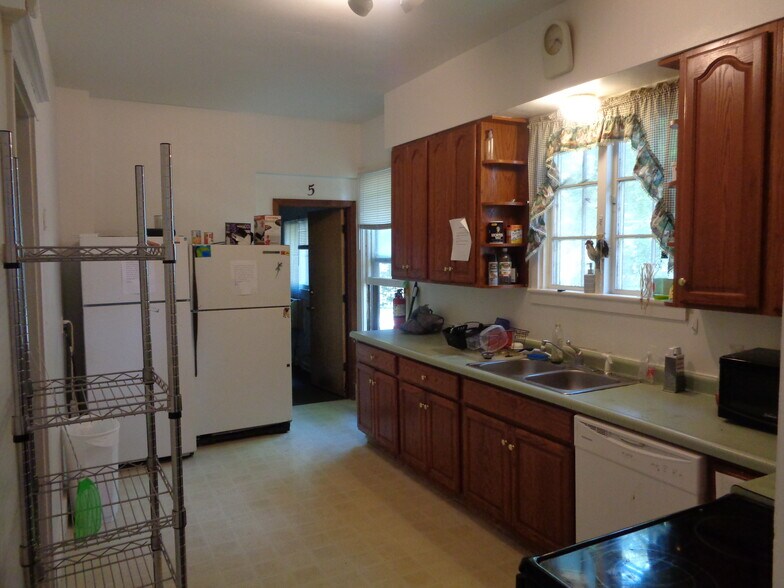 More Photos Of 322 Augusta Ave, Dekalb Dormitory For Sale