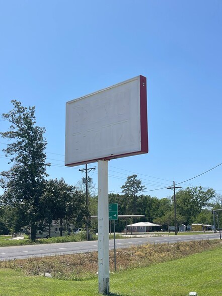 More Photos Of 44034 Highway 429, Saint Amant Freestanding For Lease