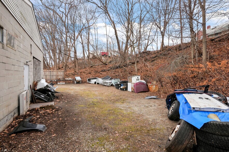 More Photos Of 3 Lower Rd, Lincoln Auto Repair For Sale