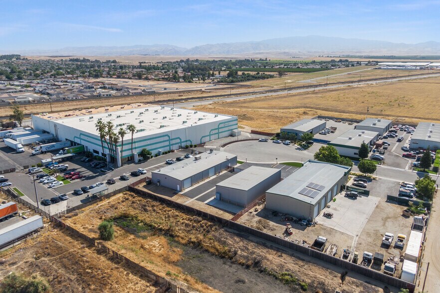 More Photos Of 138 Coremark Ct, Bakersfield Service For Lease