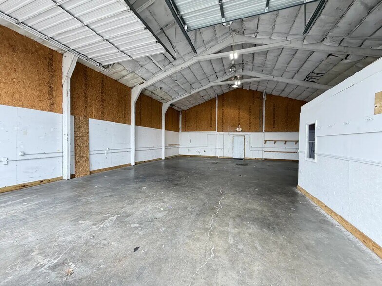 More Photos Of 1427 Cedar St, Clarksville Auto Repair For Lease