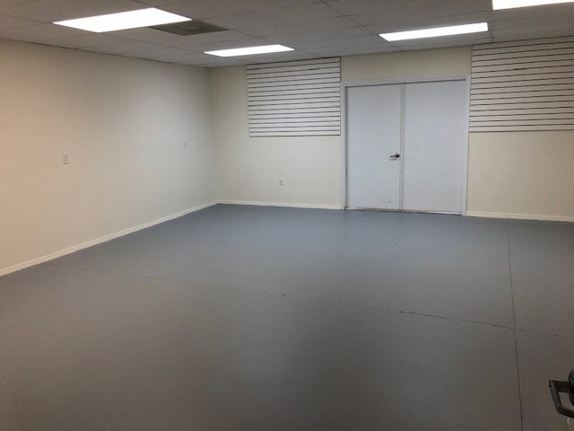 More Photos Of 2427 Porter Lake Dr, Sarasota Flex For Sale