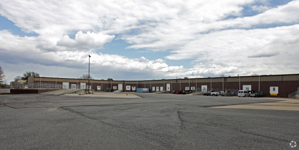 More Photos Of 500 Woodlake Dr, Chesapeake Light Manufacturing For Lease