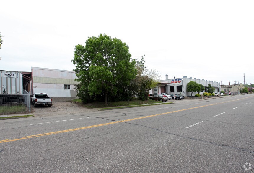 2801 E Hennepin Ave, Minneapolis, MN 55413 Industrial For Lease
