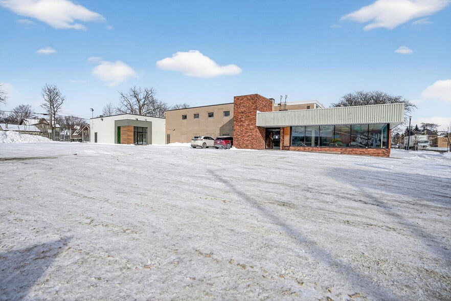 More Photos Of 812 Dundas St, London Freestanding For Sale