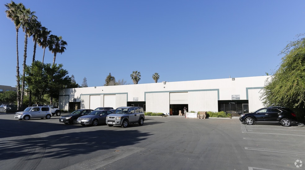 More Photos Of 6400-6405 Independence Ave, Woodland Hills Unknown For Lease