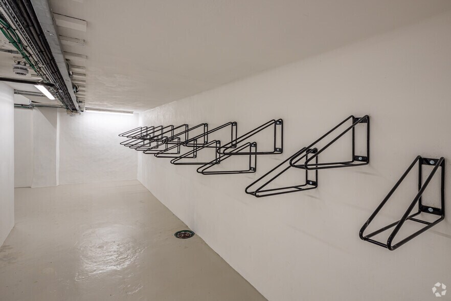 More Photos Of 10 Great Castle St, London Office For Lease