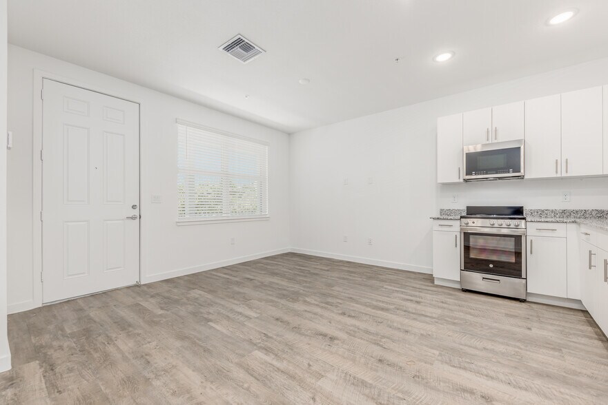 More Photos Of 1010 Dakota Dr, Jupiter Apartments For Lease