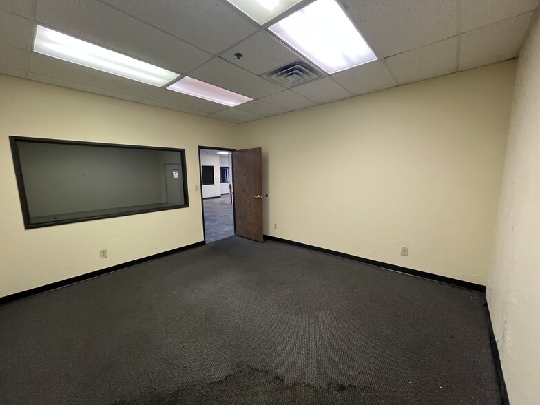 More Photos Of 4220-4232 Charter Ave, Oklahoma City Warehouse For Lease