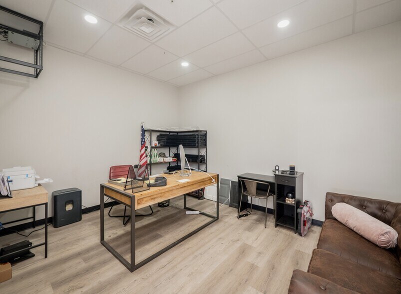 More Photos Of 19832 Panther Dr, Pflugerville Showroom For Lease