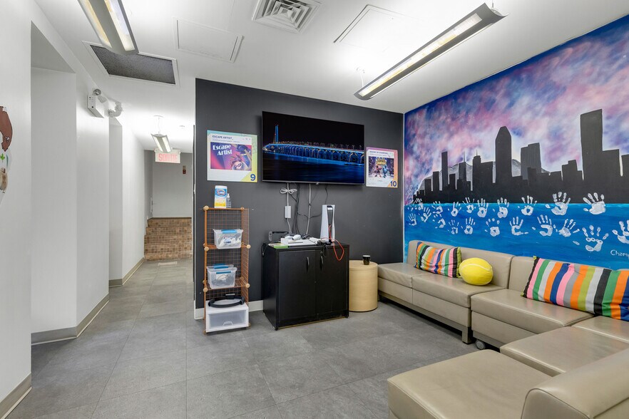 More Photos Of 525 Rue Sherbrooke E, Montréal Office For Lease