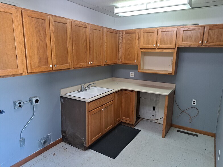 More Photos Of 411 W 5th St, McCook Medical For Lease