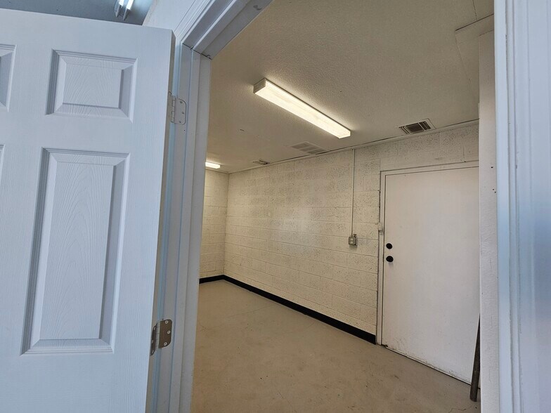 More Photos Of 2045 Plaza Dr, Bullhead City Flex For Lease