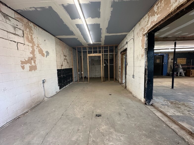 More Photos Of 1900 Broadway St, Anderson Storefront Retail Office For Sale