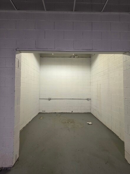 More Photos Of 1071 Waveland Ave, Franklin Park Warehouse For Sale