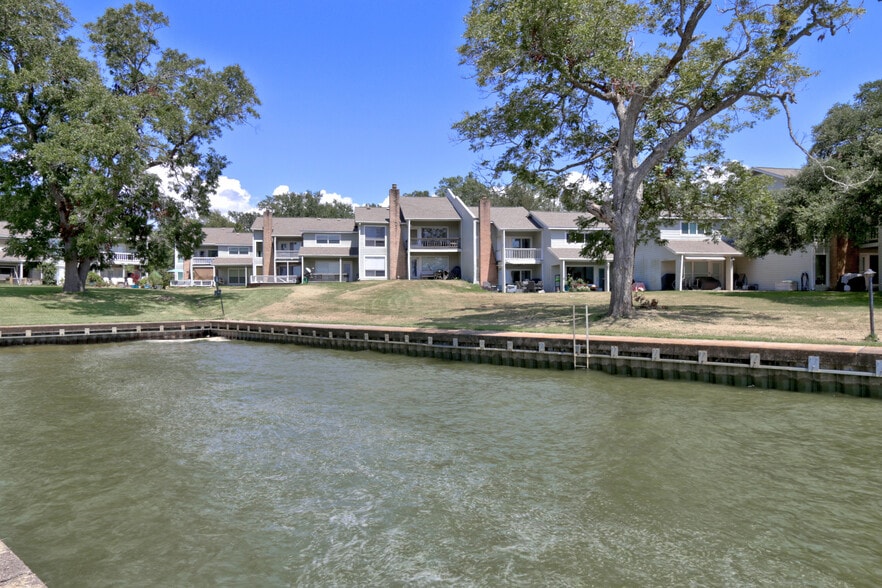 More Photos Of 100 Edgewater Dr, Livingston Apartments For Sale