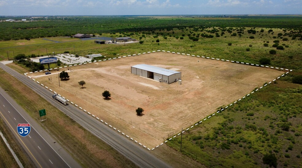 Primary Photo Of 13688 Interstate 35, Dilley Distribution For Sale