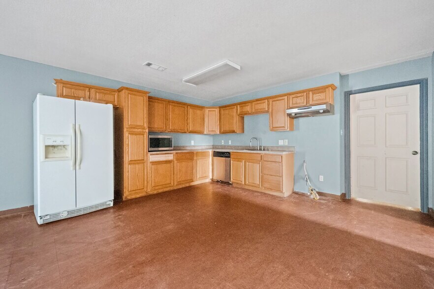 More Photos Of 114 Main St, Hull Multifamily For Sale