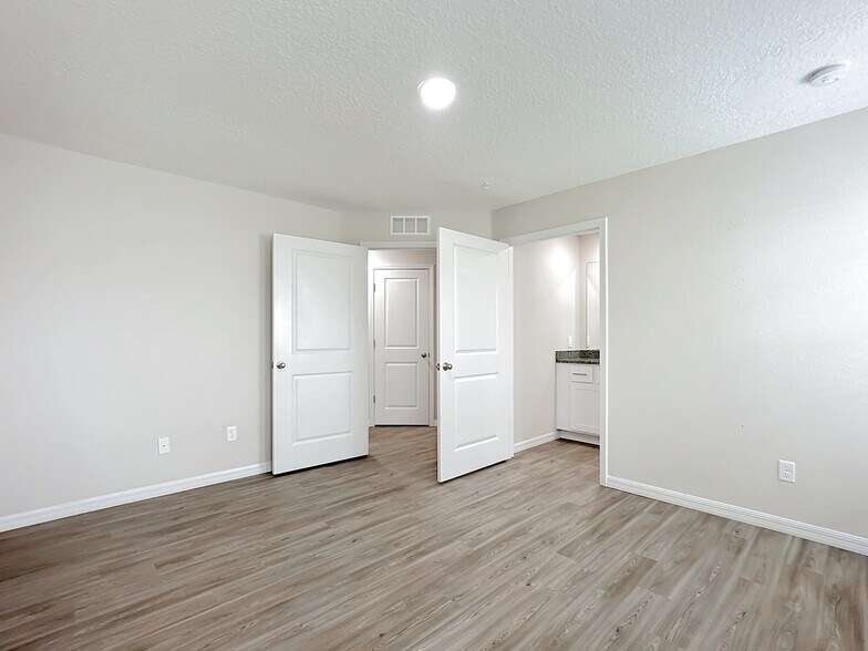 More Photos Of 9556 Hood Rd, Jacksonville Apartments For Sale