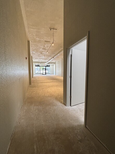 More Photos Of 121 S 4th St, Manhattan General Retail For Lease