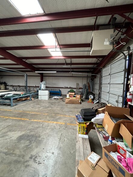 More Photos Of 440 N Broadway St, Joshua Manufacturing For Lease