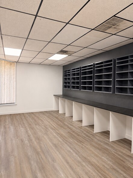 More Photos Of 2606 W Marshall Dr, Grand Prairie Warehouse For Lease