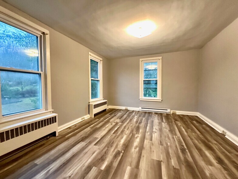 More Photos Of 862 Iron Ridge Rd, Spring Grove Apartments For Sale