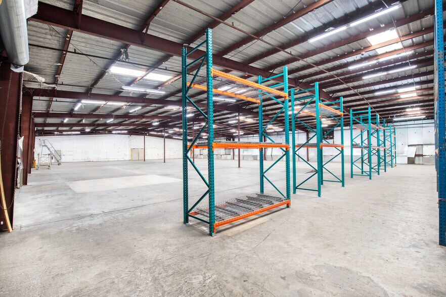 More Photos Of 2210 Commerce Point Dr, Lakeland Showroom For Lease