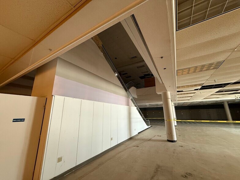 More Photos Of 2700 Miamisburg Centerville Rd, Dayton Storefront Retail Office For Lease