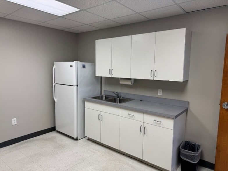More Photos Of 404 Chicago Dr, Fayetteville Flex For Lease