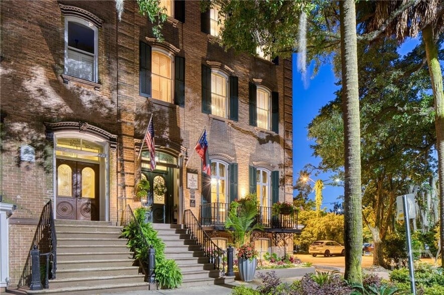 More Photos Of 109 W Liberty St, Savannah Hospitality For Sale