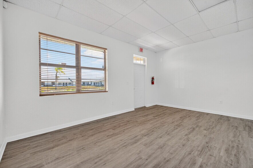 More Photos Of 11350 66th St N, Largo Office Residential For Lease