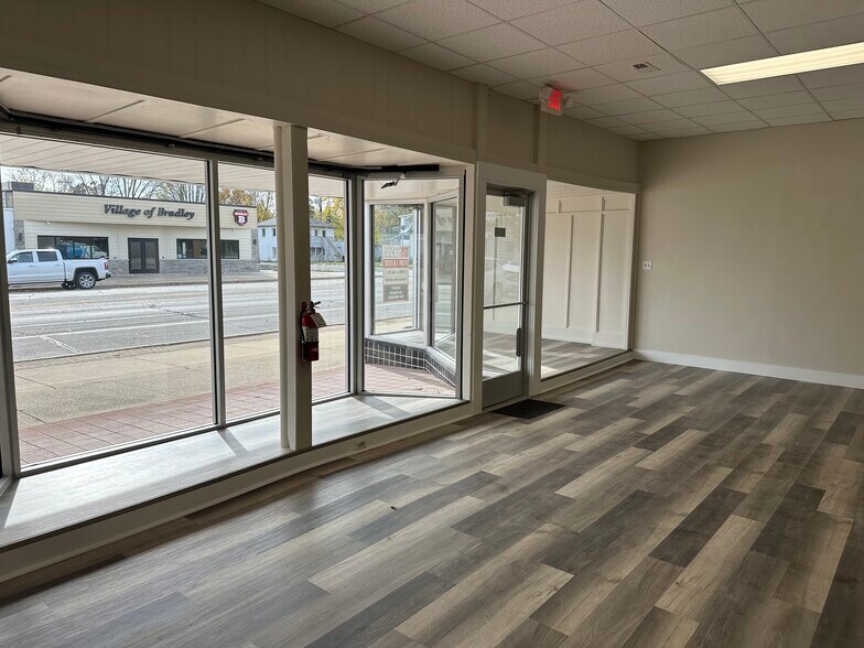 More Photos Of 423 W Broadway St, Bradley Office For Lease