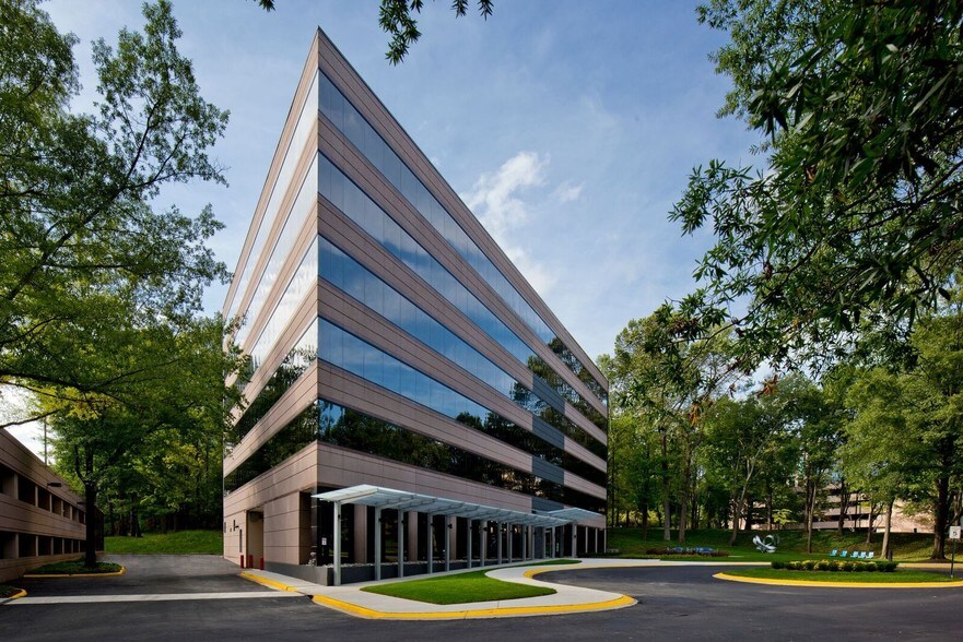 Primary Photo Of 3160 Fairview Park Dr, Falls Church Office For Lease