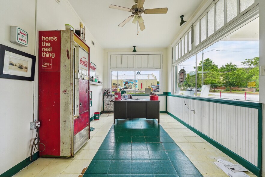 More Photos Of 1186 Clark St, Covington Freestanding For Lease