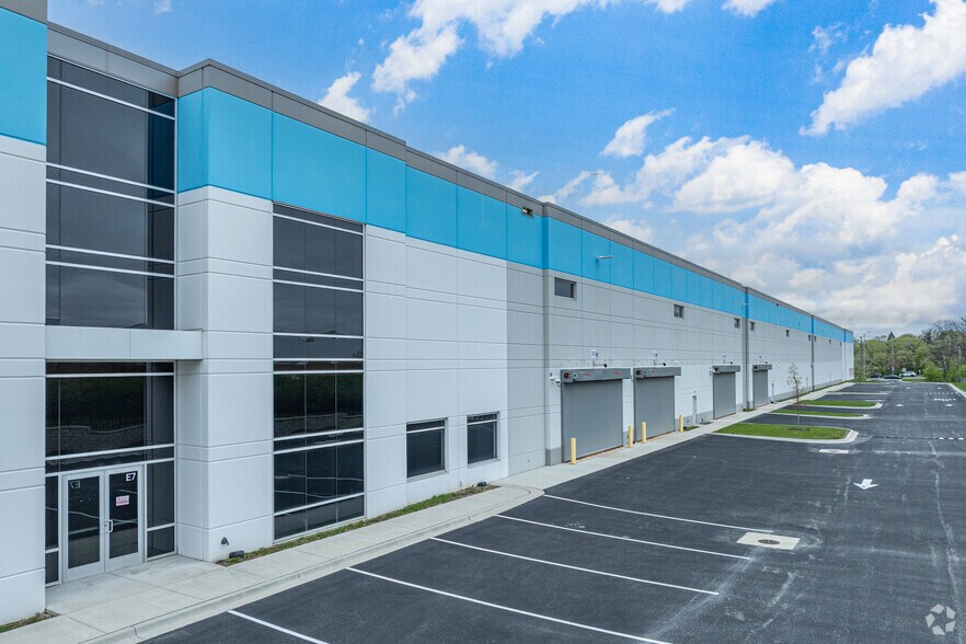 Primary Photo Of 2101 W Lake St, Addison Distribution For Lease