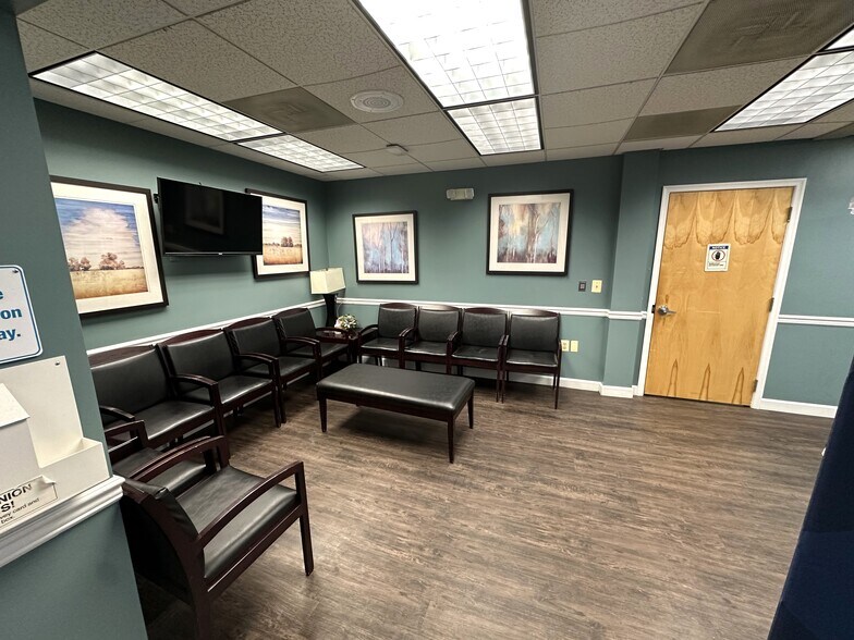 More Photos Of 11350 Pembrooke Sq, Waldorf Medical For Sale