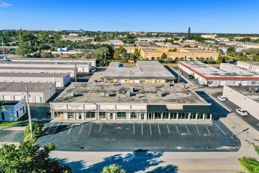 More Photos Of 959 NE Floranada Rd, Oakland Park Showroom For Lease