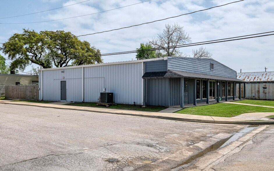 More Photos Of 1118 Smith St, Waller Showroom For Sale