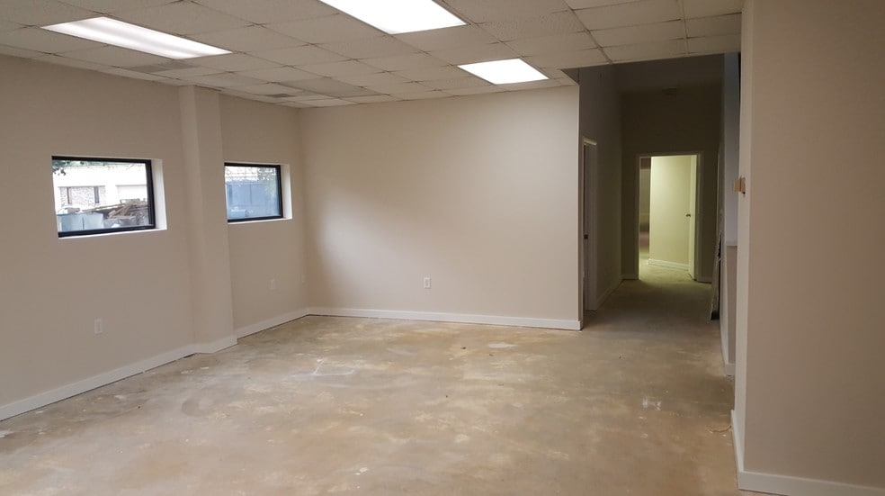 More Photos Of 724 City Center Blvd, Newport News Warehouse For Lease