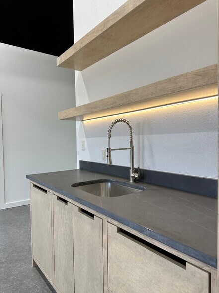 More Photos Of 1608 S County Road 1101, Midland Warehouse For Lease