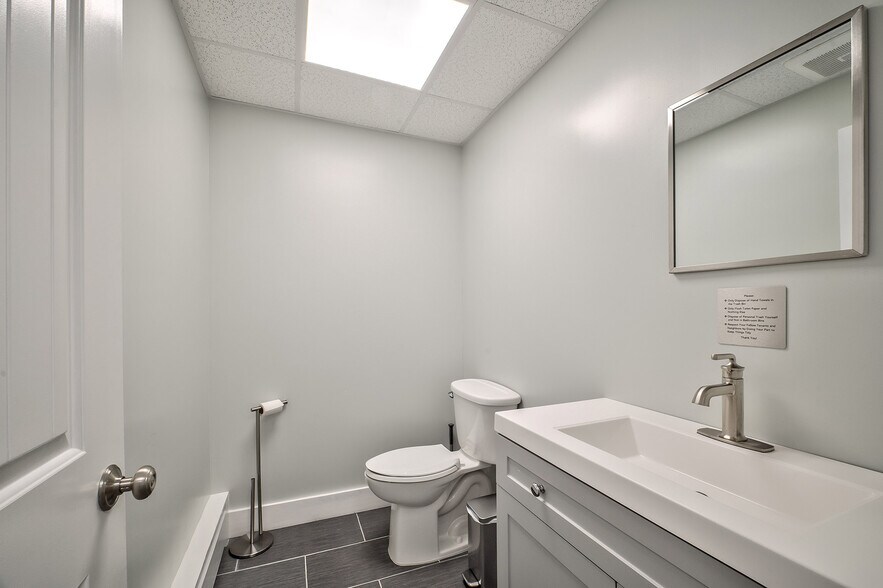 More Photos Of 8808 Rockaway Beach Blvd, Rockaway Beach Storefront Retail Office For Lease