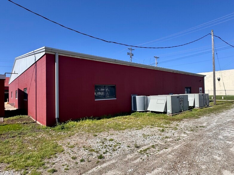 More Photos Of 205 W Main St, Bushnell Industrial For Sale