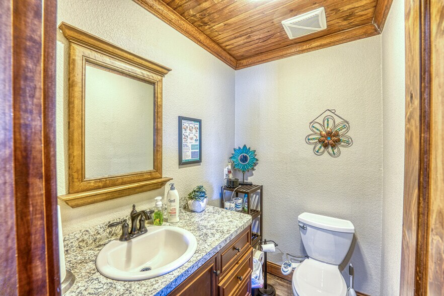 More Photos Of 320 Southland Dr, Burnet Office For Sale