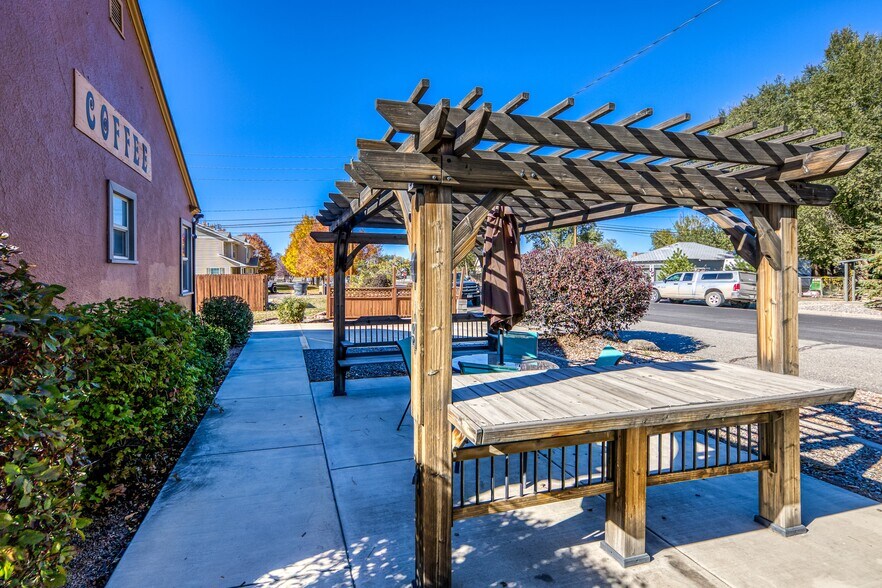 More Photos Of 1047 N 1st St, Montrose Office For Sale