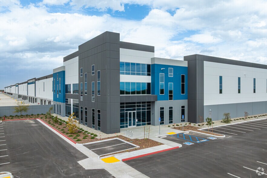 More Photos Of 5104 Express Ave, Shafter Distribution For Lease