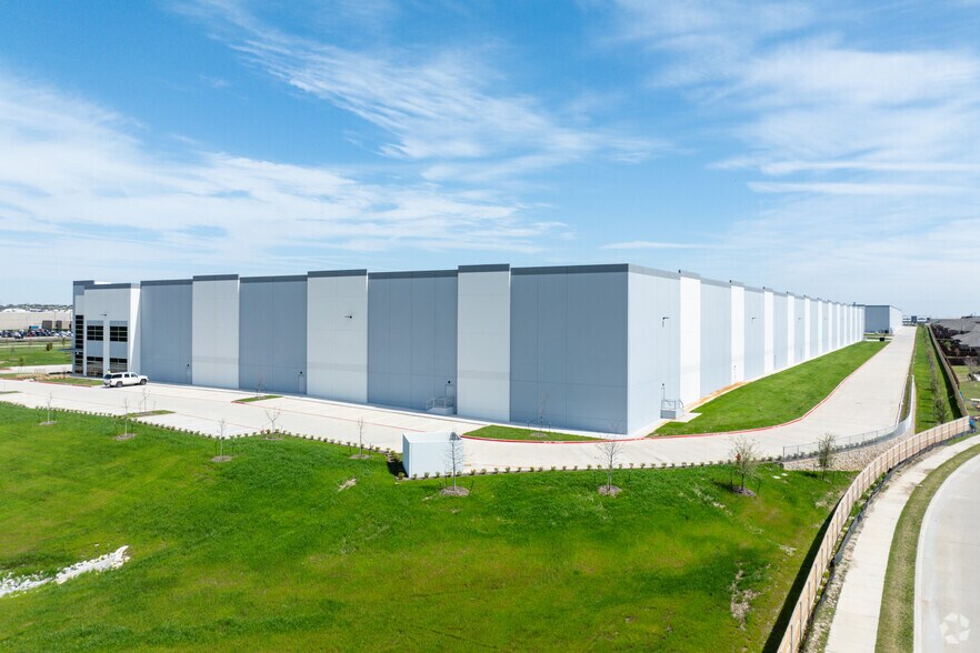 More Photos Of 900 Heritage Trace Pky, Fort Worth Warehouse For Lease
